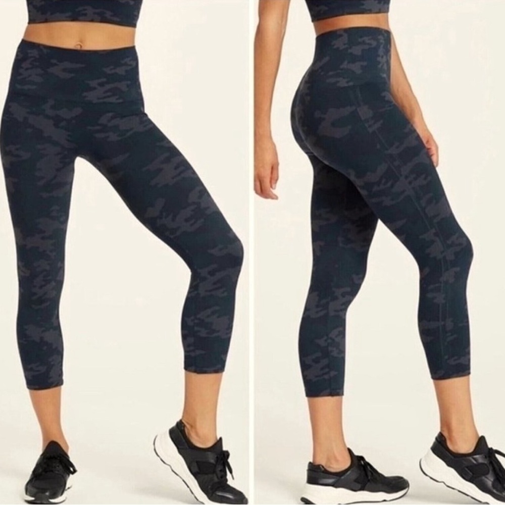 3/$20🍁SALE! SPANX Camouflaged crop leggings